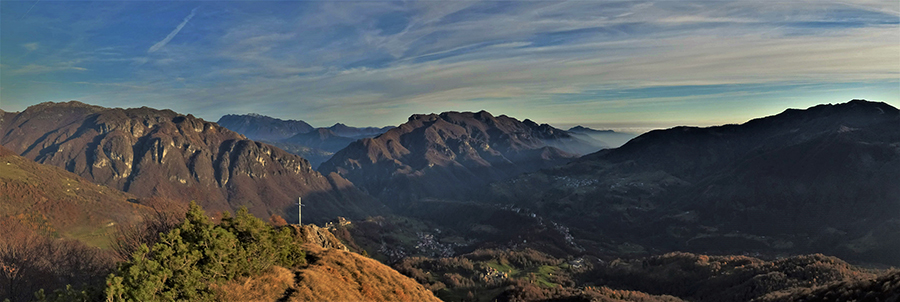 Dalla cresta di vetta del Corno Zuccone splendida vista panoramica sulla Val Taleggio e si suoi monti